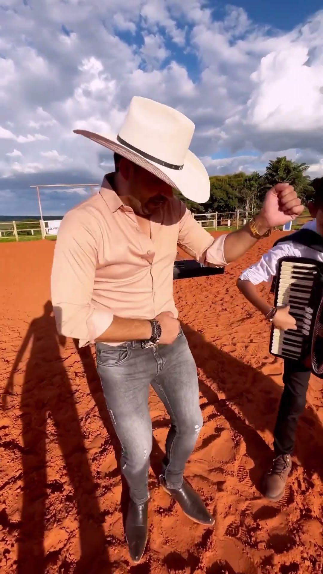 Não venho cantando o seu sucesso forró do meu Goiás #boanoiteee