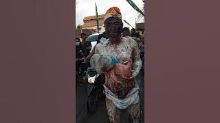 SADIS!!!!!!! pengantin pria di arak keliling kampung dengan telanjang