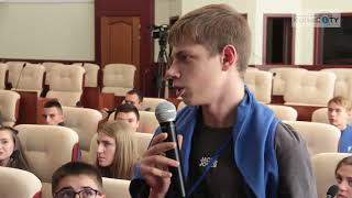 В Курской областной Думе прошла встреча депутатов со школьниками из ДНР