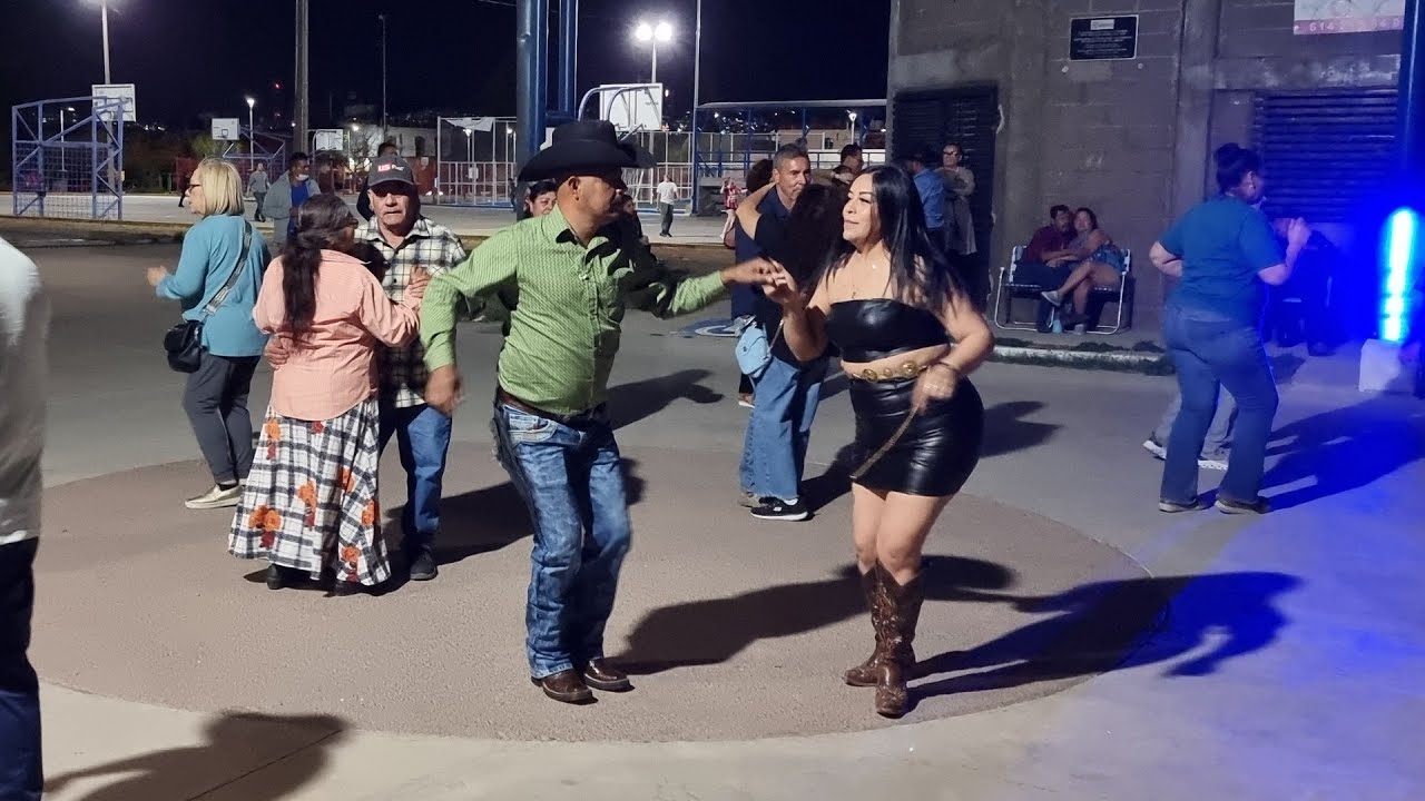 CHIHUAHUA BAILANDO OFFICIAL está en vivo
