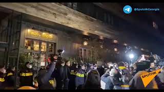 В Тбилиси проходит стихийная акция против Владимира Познера