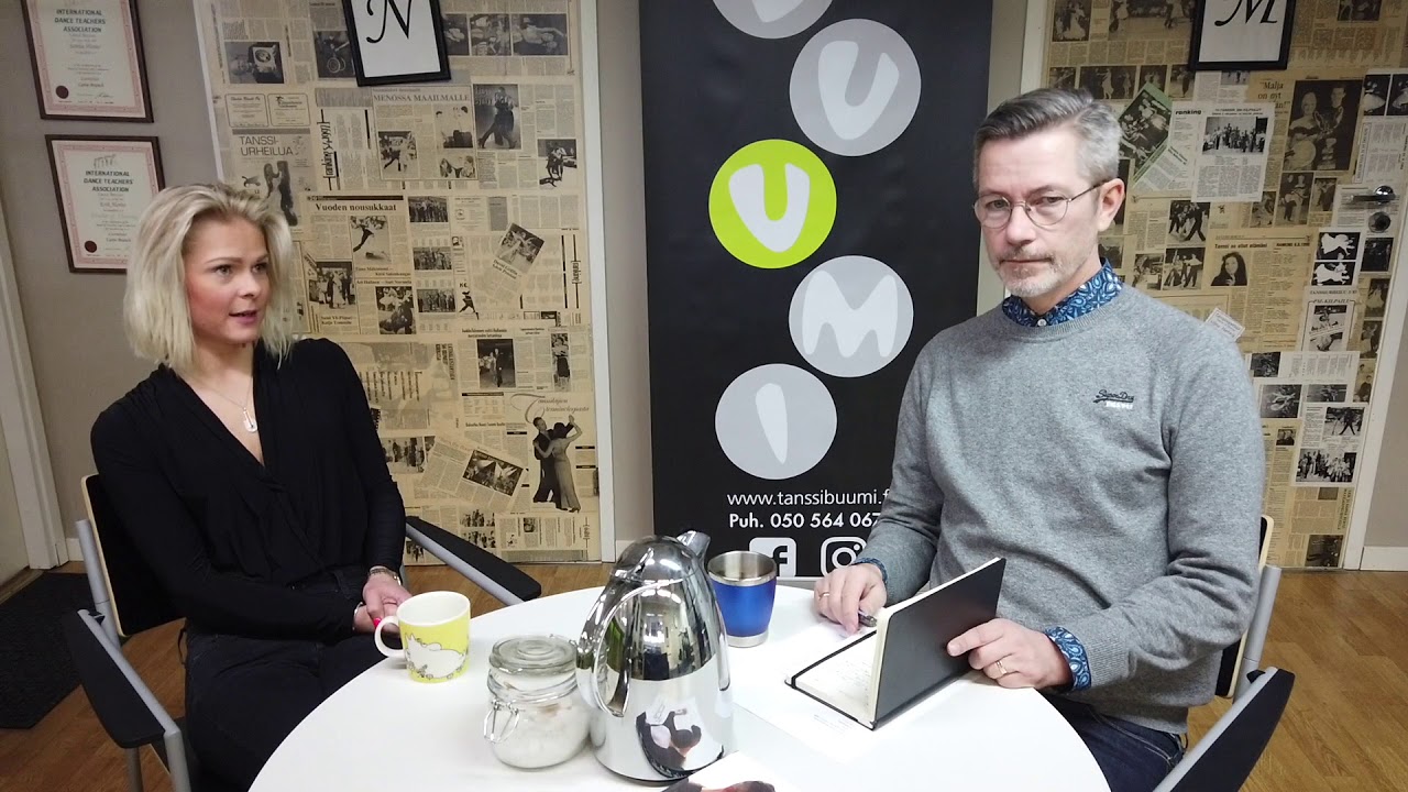 Tanssijat Tanssistudiolla Juomassa Kahvia - Tiina Tulikallio 2/3