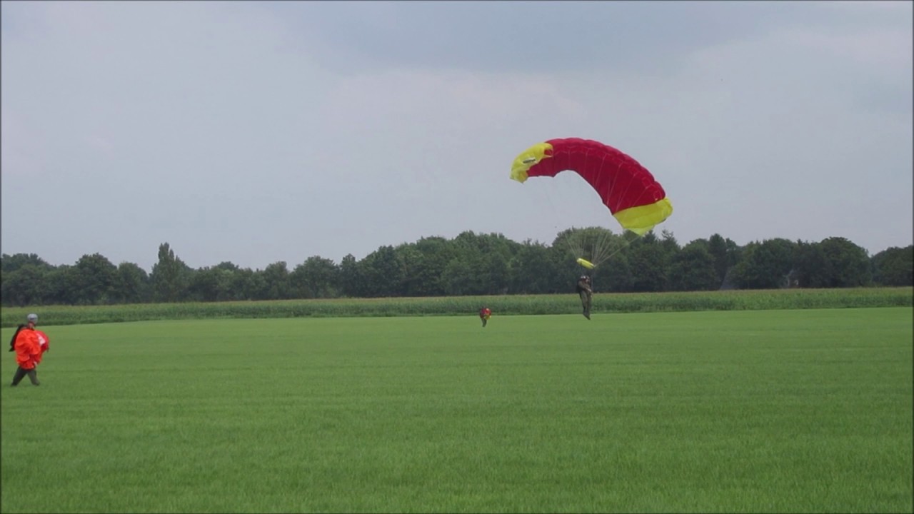 Parachutespringen door militairen van 41 Pantsergeniebataljon