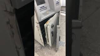 Учитесь как надо вскрывать банкомат! как стать богатым Учитесь как надо вскрывать банкомат! как стать богатым