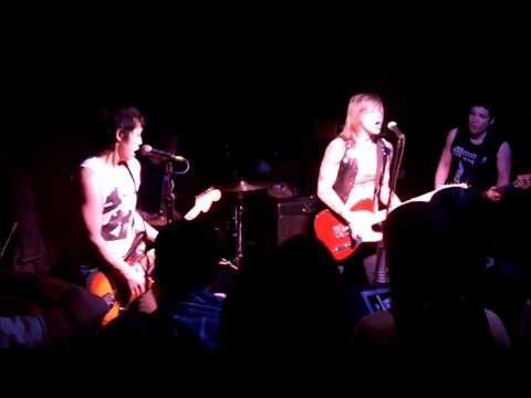 在 YouTube 上观看 Dinos Boys - Knee High (live at ATL Mess Around, 4/26/14)(1 of 2) 在 YouTube 上观看 Dinos Boys - Knee High (live at ATL Mess Around, 4/26/14)(1 of 2)