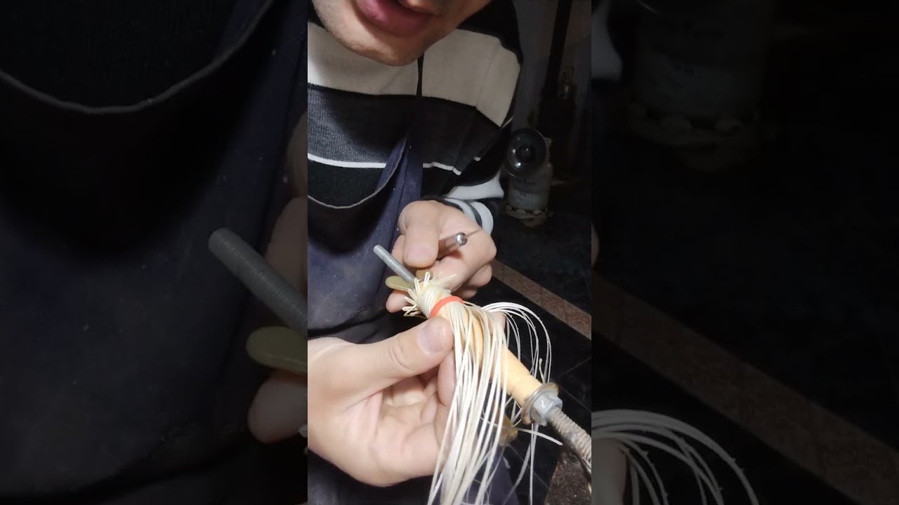 Como comenzar a enrollar los tientos en el cabo, con ayuda de la goma de capar.