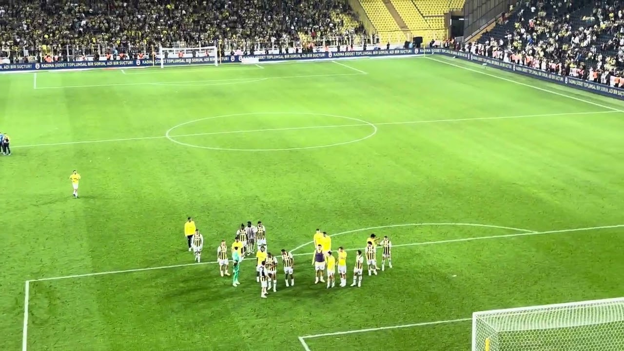 DİLİMDE ŞARKILARIN GÜNDÜZ GECE! Fenerbahçe takımı maç sonu taraftarla galibiyeti kutladı.
