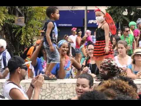 Vídeo de criança dançando no Angola Janga emociona foliões