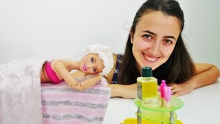 Sevcan Barbie'nin uyumasına yardımcı oluyor. Kukla oyunu