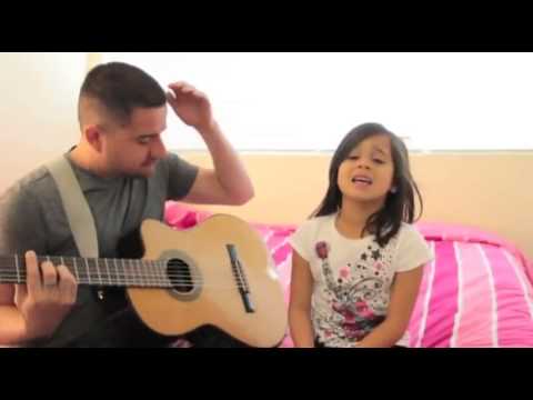 Padre e hija cantando