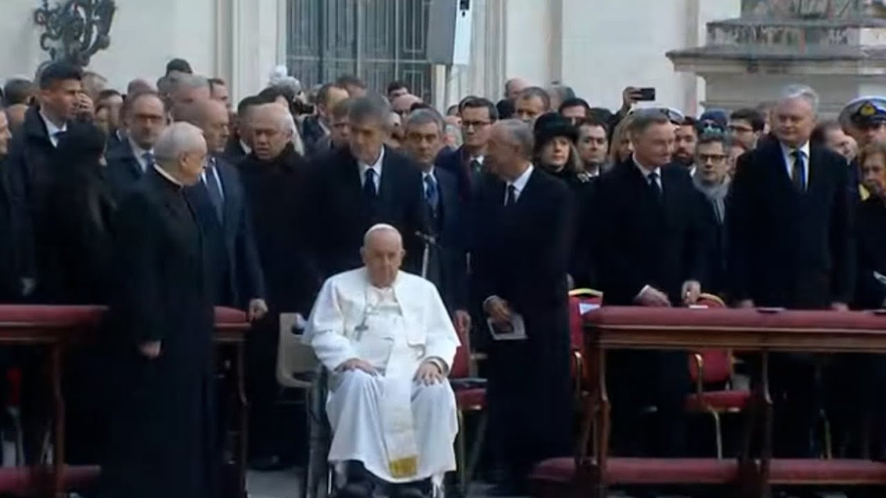 El Papa Francisco llega al funeral de Benedicto XVI - YouTube