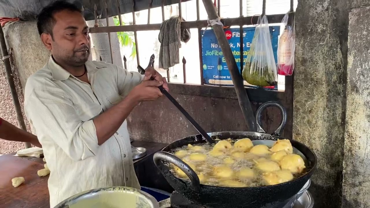 Best Bread Cutlet , Vada Pav , Samosa at Kanchpada, Malad West , Mumbai