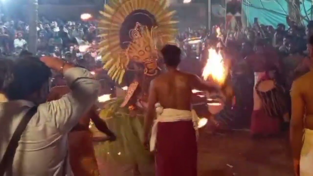 ഈ തെയ്യങ്ങളുടെ പേര് ഒന്ന് കമന്റ് ചെയ്യാമോ  അറിയാത്തത്കൊണ്ടാ....theyyam 