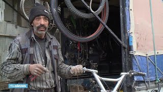 De fietsenmaker van Oost-Ghouta repareert honderden fietsen per dag - RTL NIEUWS