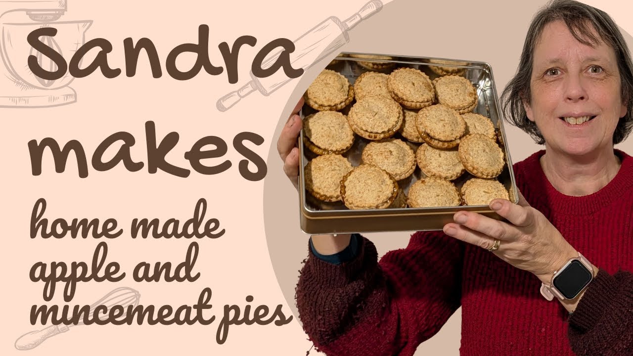 Нил пробует домашние яблочные пироги с мясной начинкой.