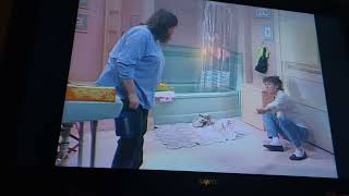 Jackie and Roseanne fight in the bathroom 🚽