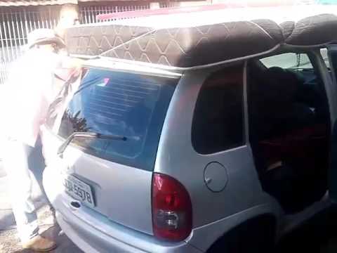 Vídeo: Amarrar um colchão no carro é ilegal?