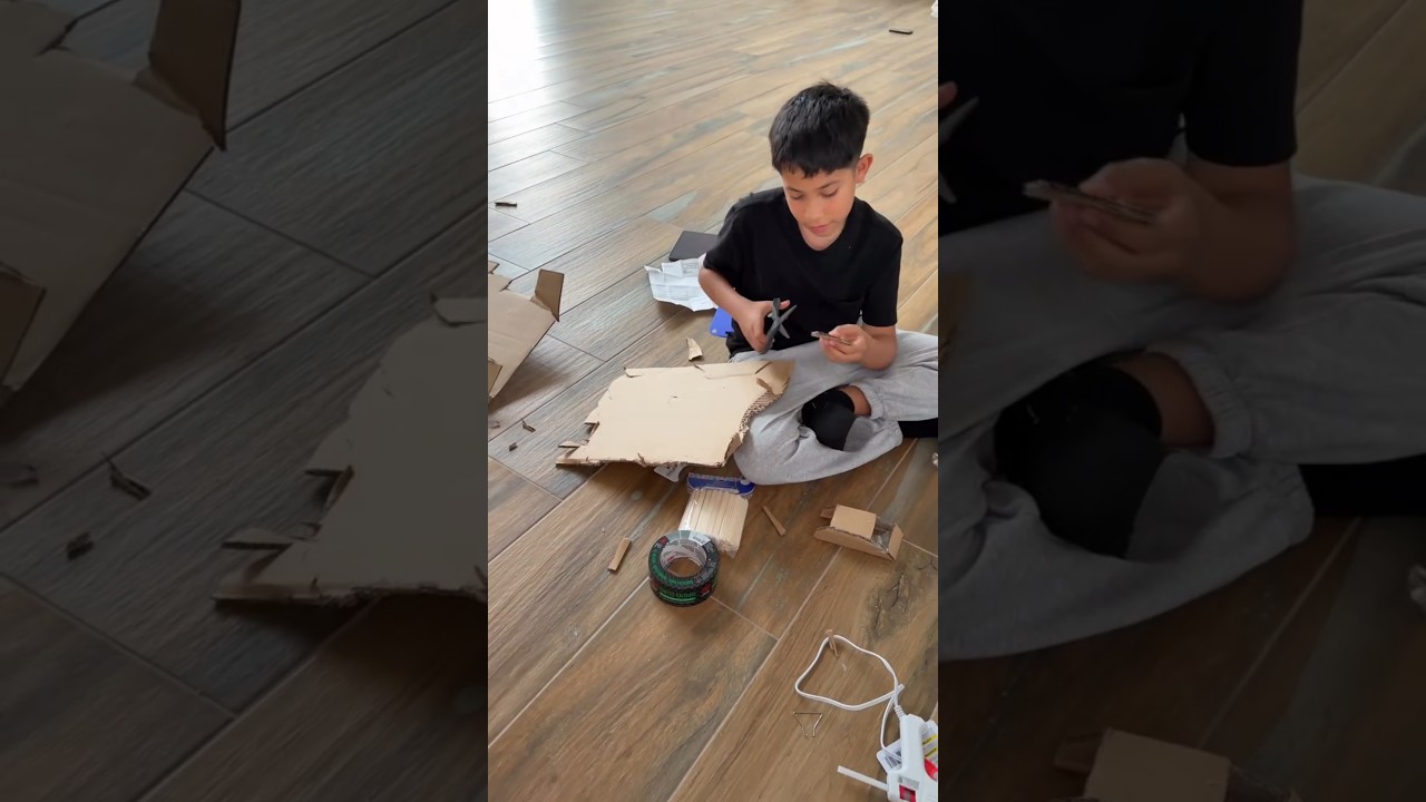 Eli y el pichón trabajan ellos su pasatiempo es pintar y construir cosas con cartón ay que lindos