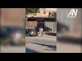 ستوقفني هذا الفيديو رجل من الجلفة ينزل من سيارته عندما رأى مجنون يمشي عاريافأعطاه لباسه ونعله 