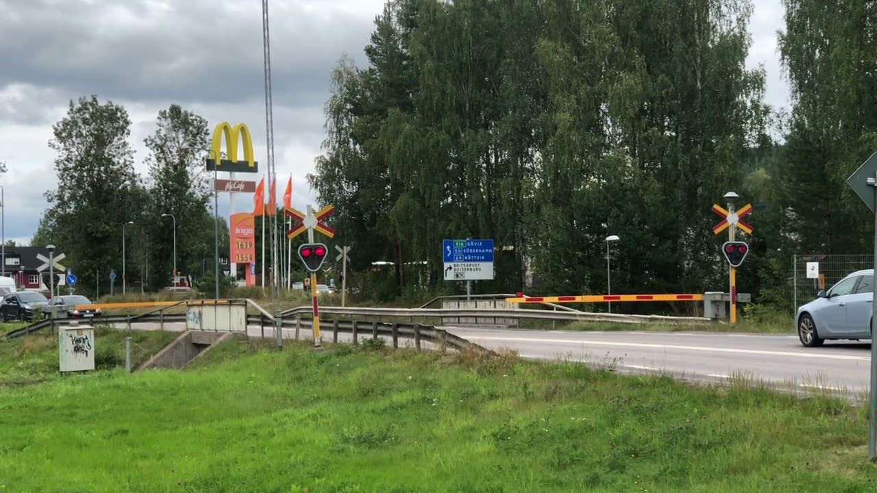 *Porter diesel* Swedish railroad crossing / Järnvägsövergång i Hanröleden, Falun