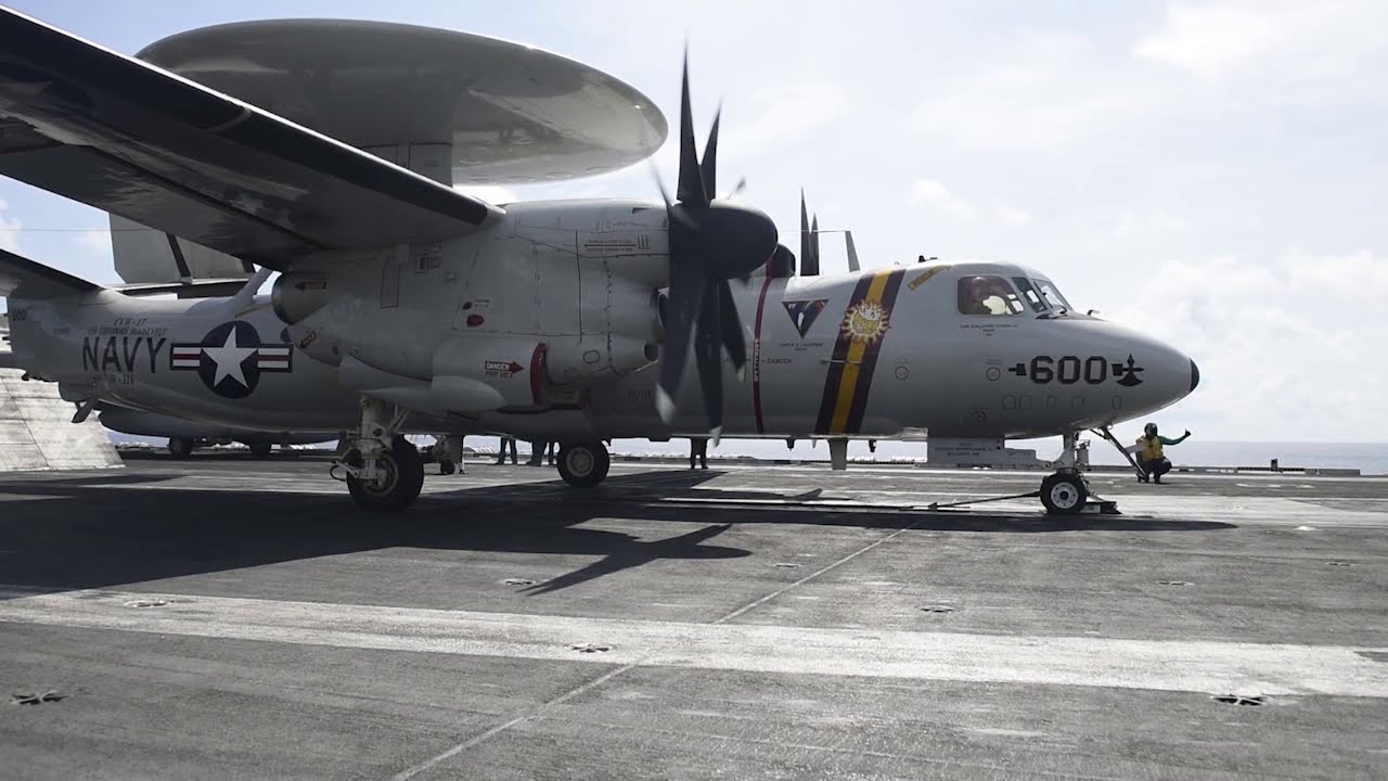 Il velivolo E2 HawkEye della Marina USA compie 60 anni dal primo volo