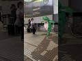 渋谷のど真ん中でSEVENTEENのSuperを完璧に踊るカエル