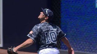 ARI@SD: Renfroe melacak bola terbang di dinding screenshot 5
