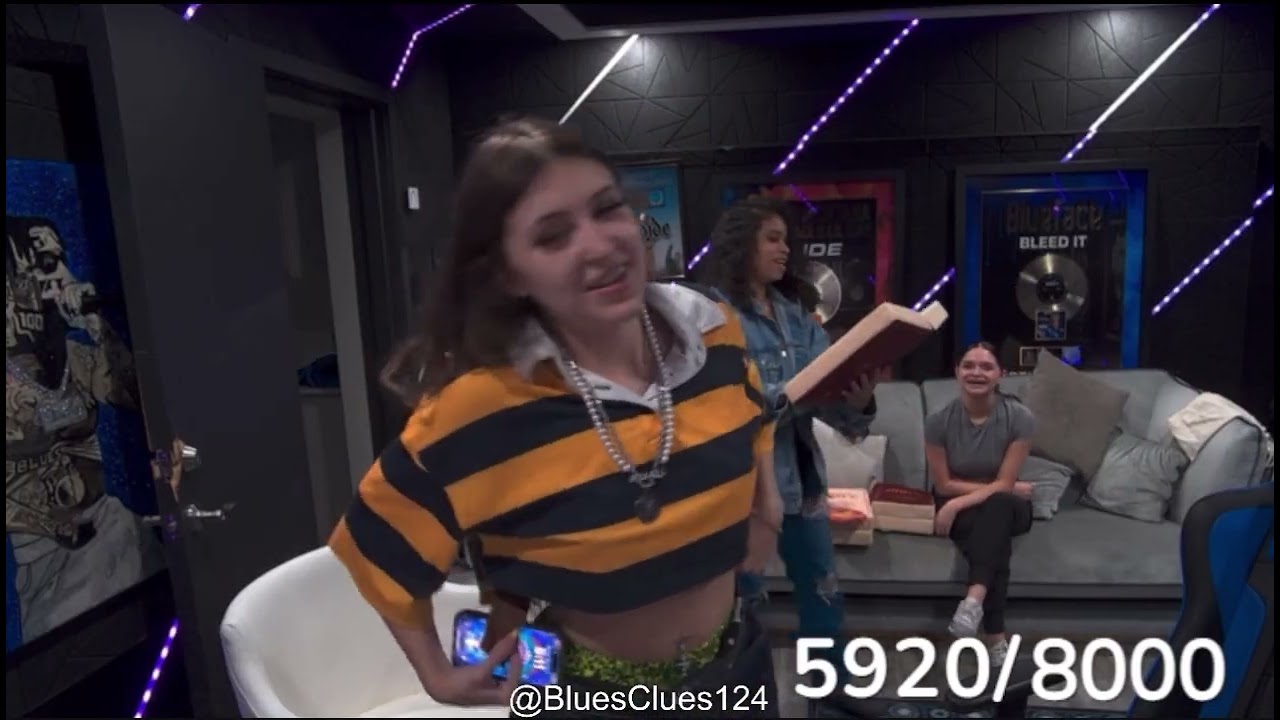 Blueface Females Take Over Stream 