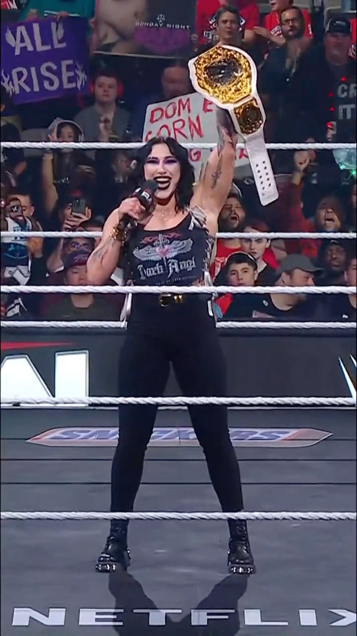 MAMI IS BACK ON TOP ? #RawOnNetflix #WWERaw