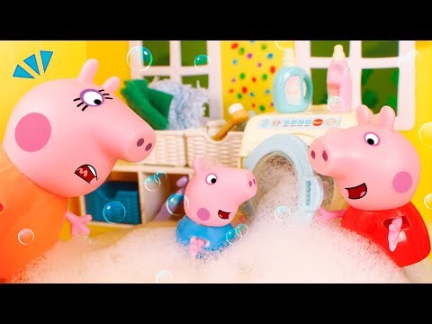 Peppa Pig Toys 🐷 Bubbles and soap all over the house! 😆