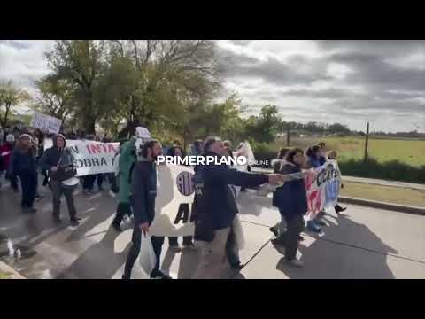 ABRAZO SIMBÓLICO DE TRABAJADORES CONTRA EL POSIBLE CIERRE DEL INTA AMBA