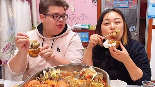 Xiao Zhang took Chris Shabu seafood to eat, with octopus, conch, clams and abalone in it!