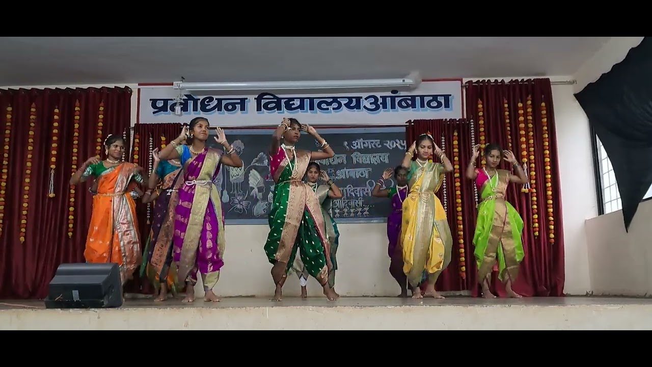 आदिवासी नृत्य सादर केला 