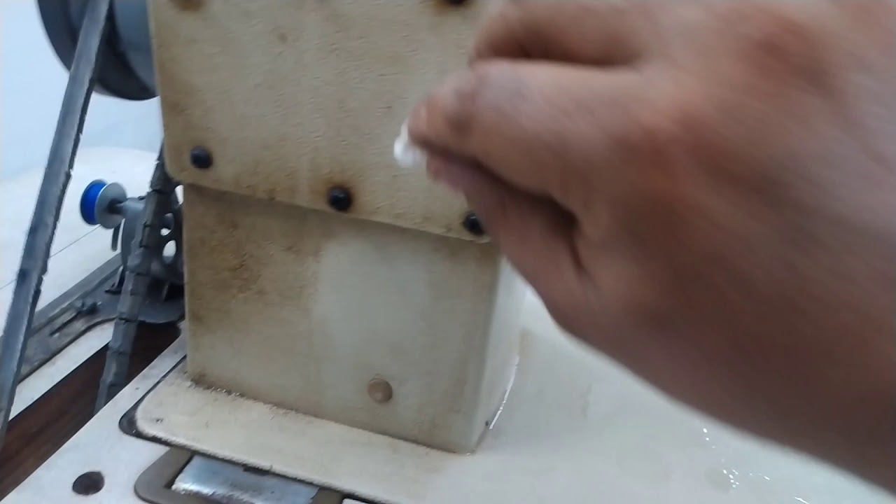 limpeza externa da máquina de costura reta