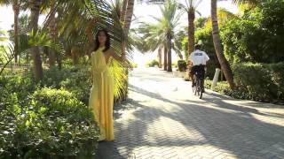 Learn how to make bikini fashion model photo shoot at the beach with portable flash screenshot 5