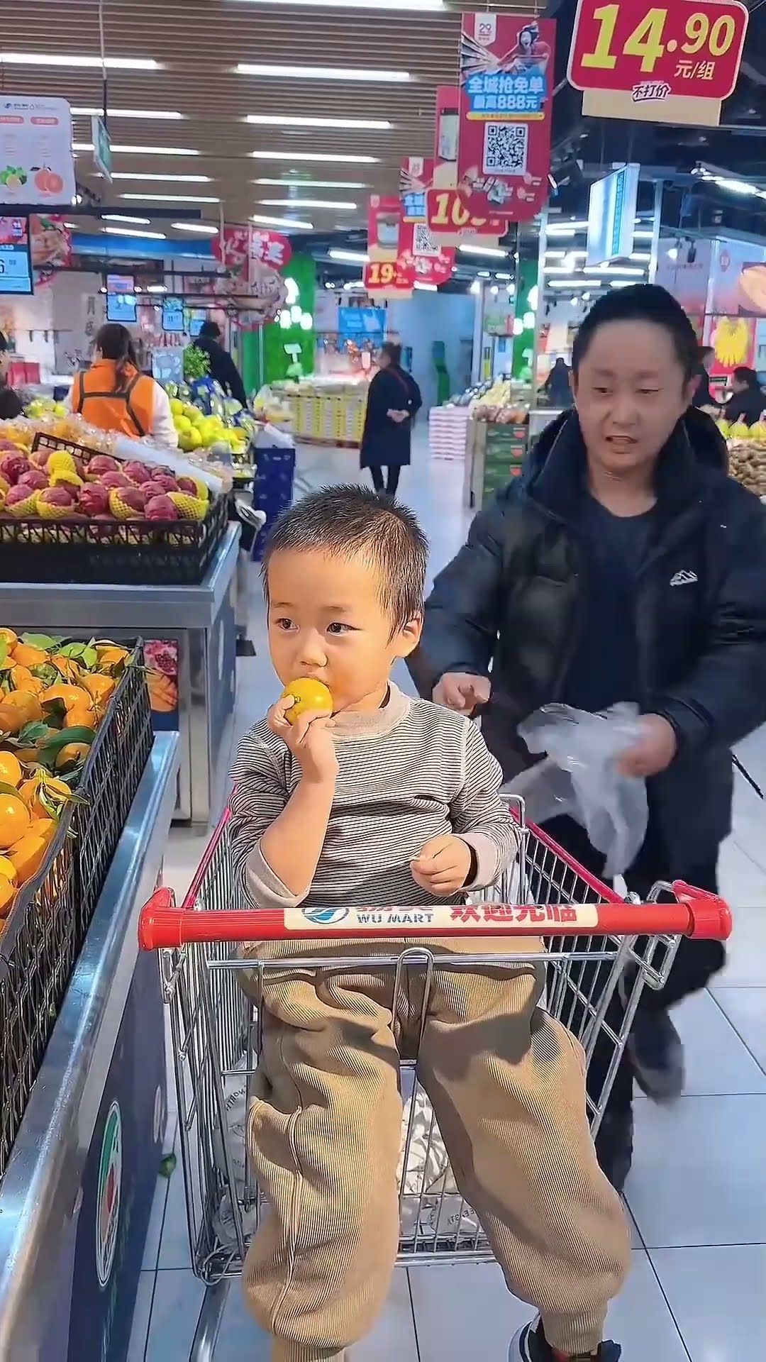 小米宝逛超市，边吃爸爸边付钱！#Cute baby#Cute#呆萌小米宝#聪明宝宝#萌娃#整蛊#测试
