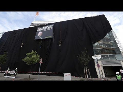 شاهد نشطاء غرينبيس يحتجون على خطة الحكومة الألمانية لإغلاق محطات الطاقة التي تعمل بالفحم