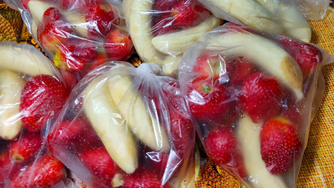 طريقه تخزين الفراوله بالموز للعصير..   من تجهيزات رمضان..