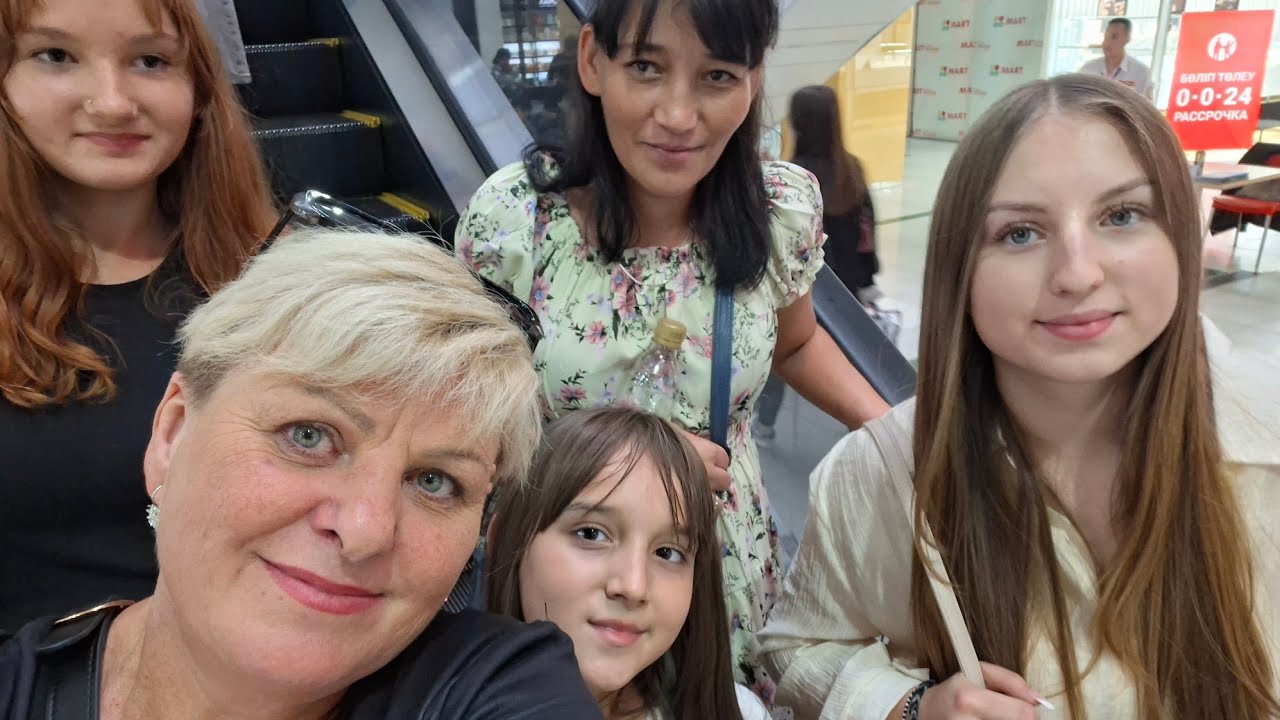 Торгово развлекательный центр Март. Прогулка с девчонками .