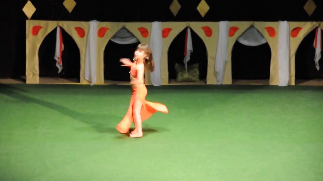 Mándity Tímea kislánya Fekete Zsáklin először hastáncol YouTube