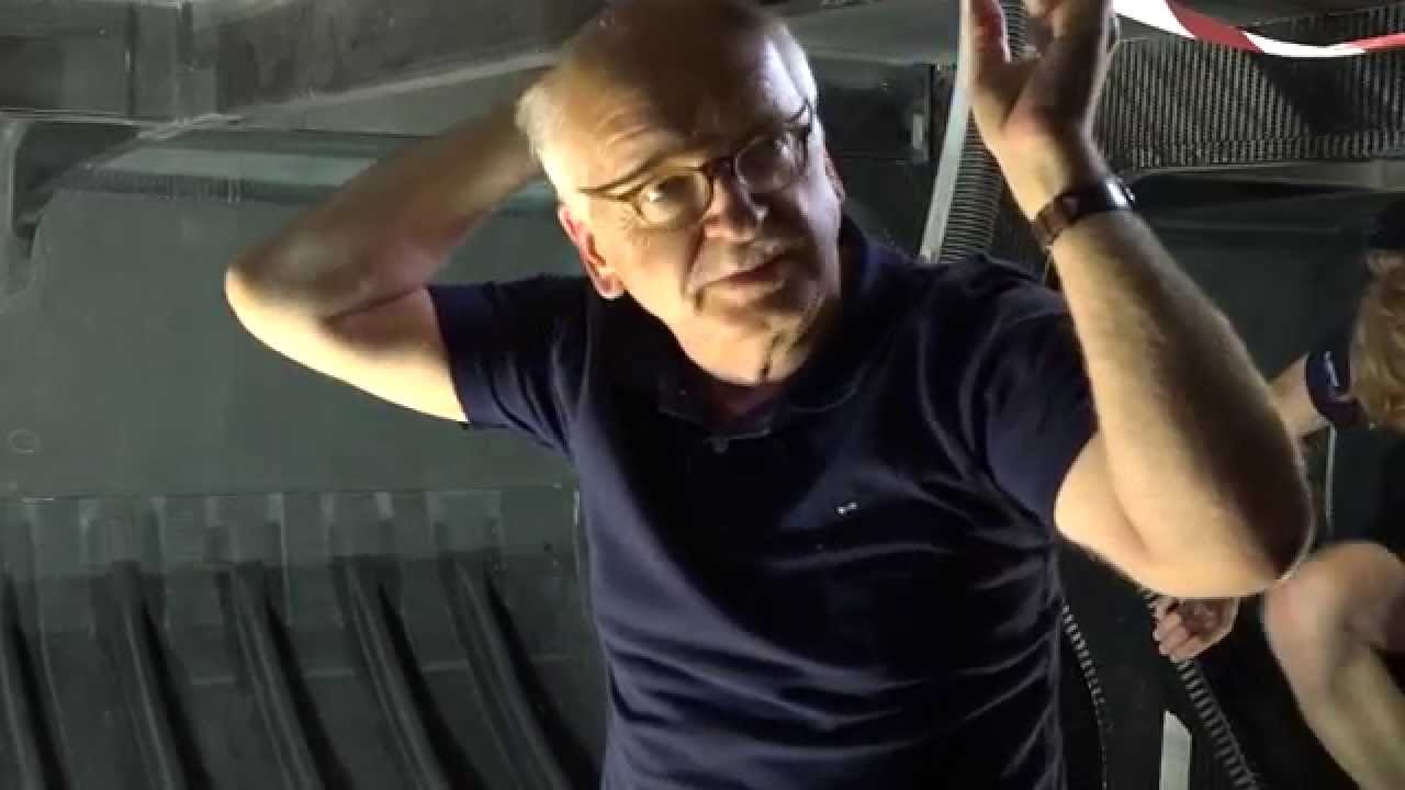 L' Académicien Erik Orsenna en visite au chantier de construction du monocoque de Jean-Pierre Dick