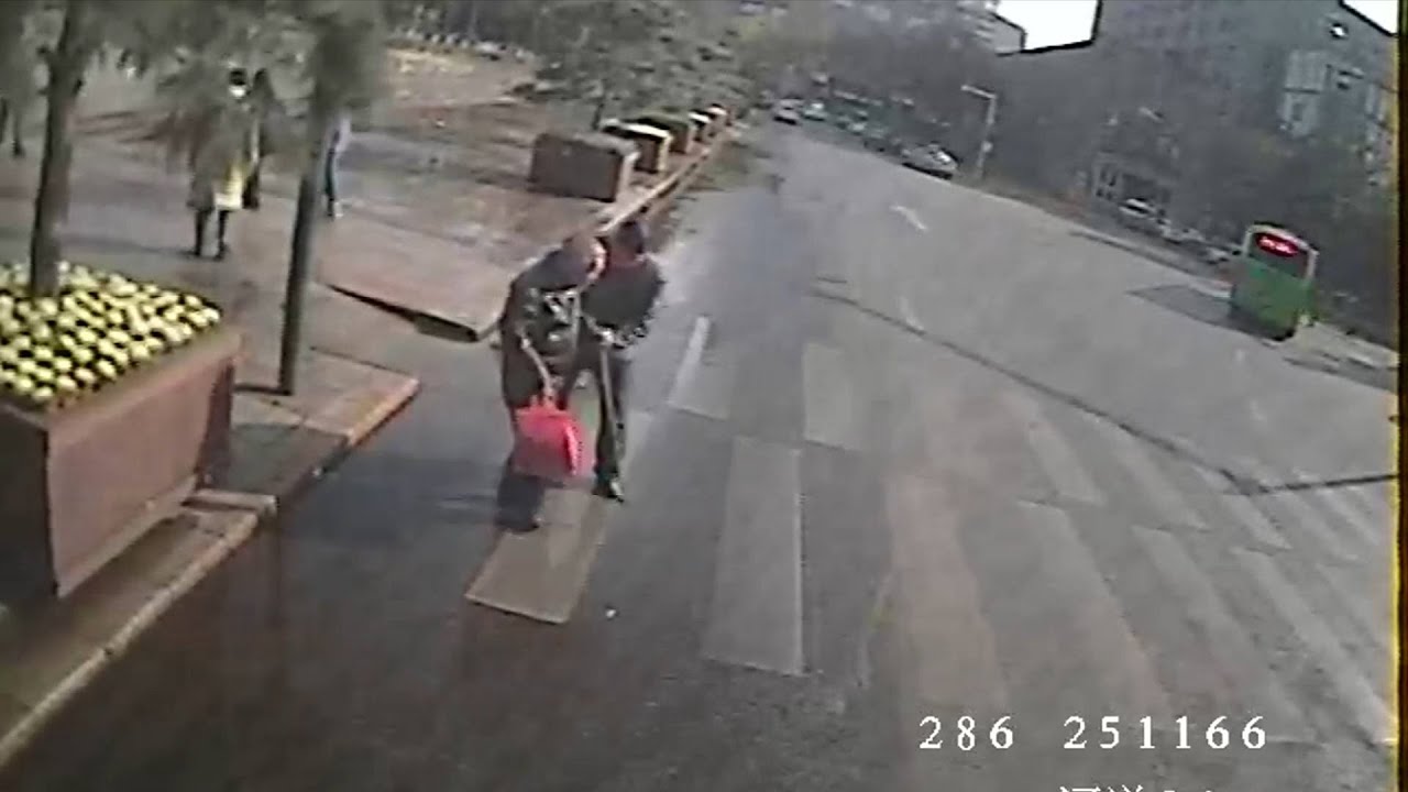 Heartwarming: Bus driver stops to help elderly man cross street - YouTube