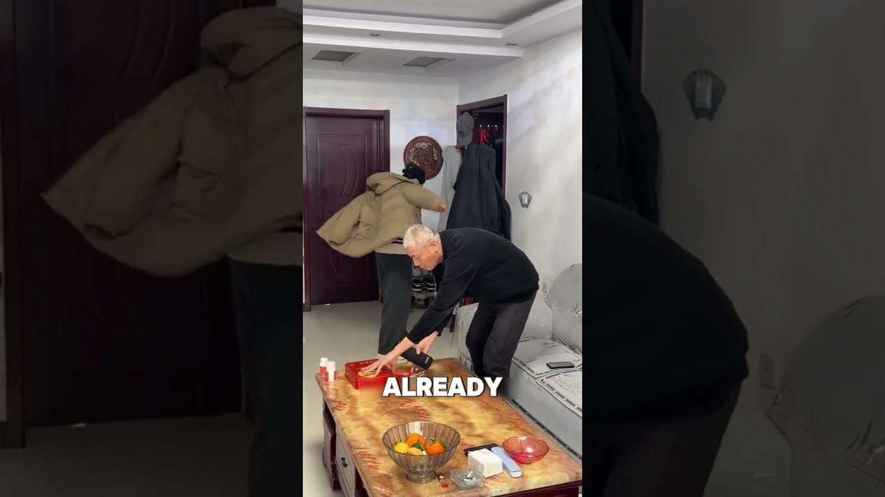 Он потряс сумку… и испортил подарок.