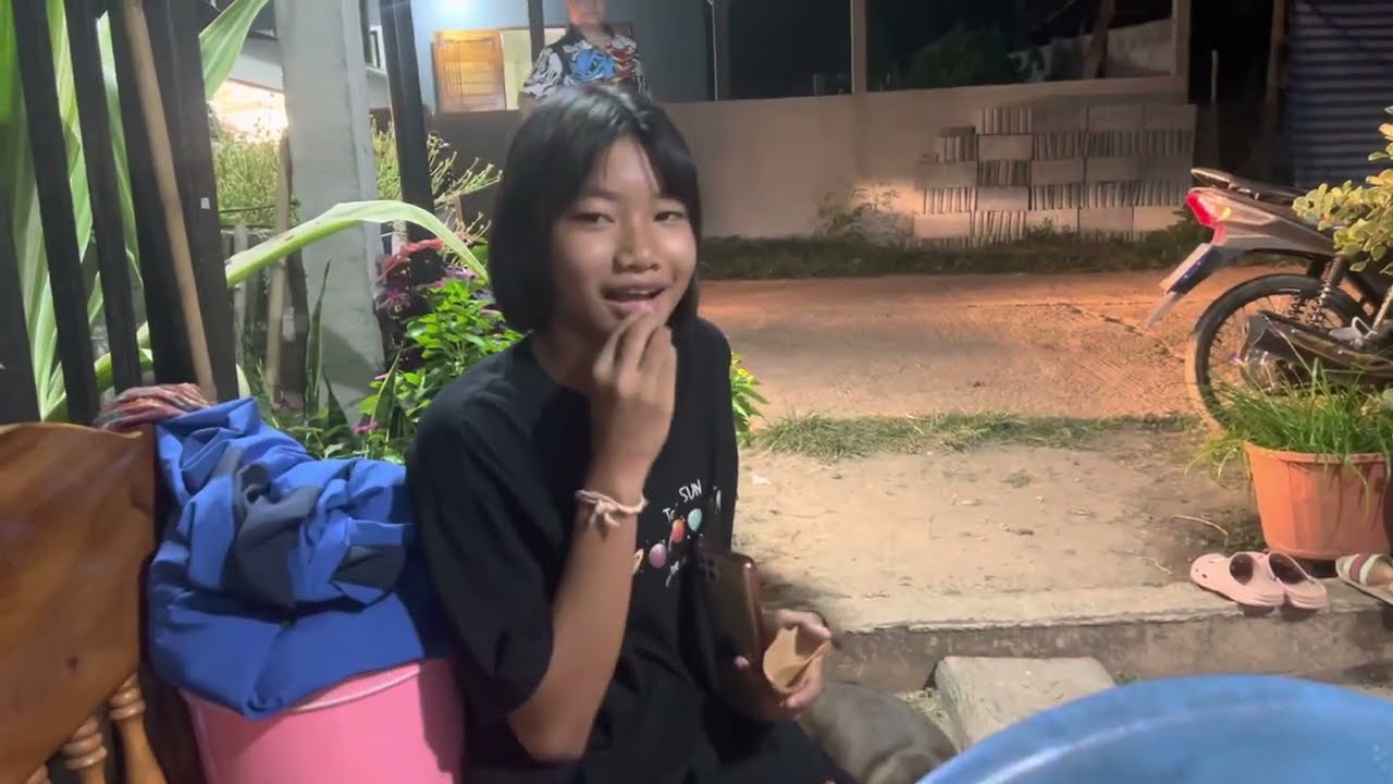 น้องเอยไม่อยากกลับไปทำงานกับแม่เลย อยากอยู่กับย่าพะนะ....