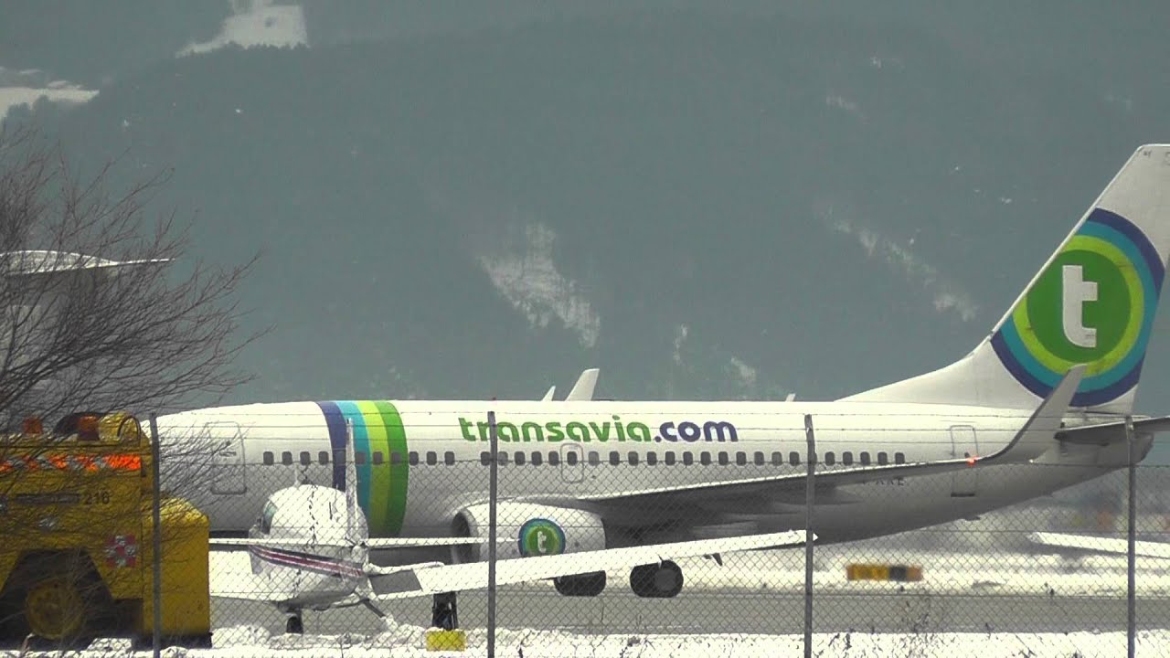 *Winterspotting* Transavia Boeing 737-700 [PH-XRE] taxi to gate in Innsbruck