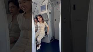 Pramugari super air jet lepas sabuk pengaman