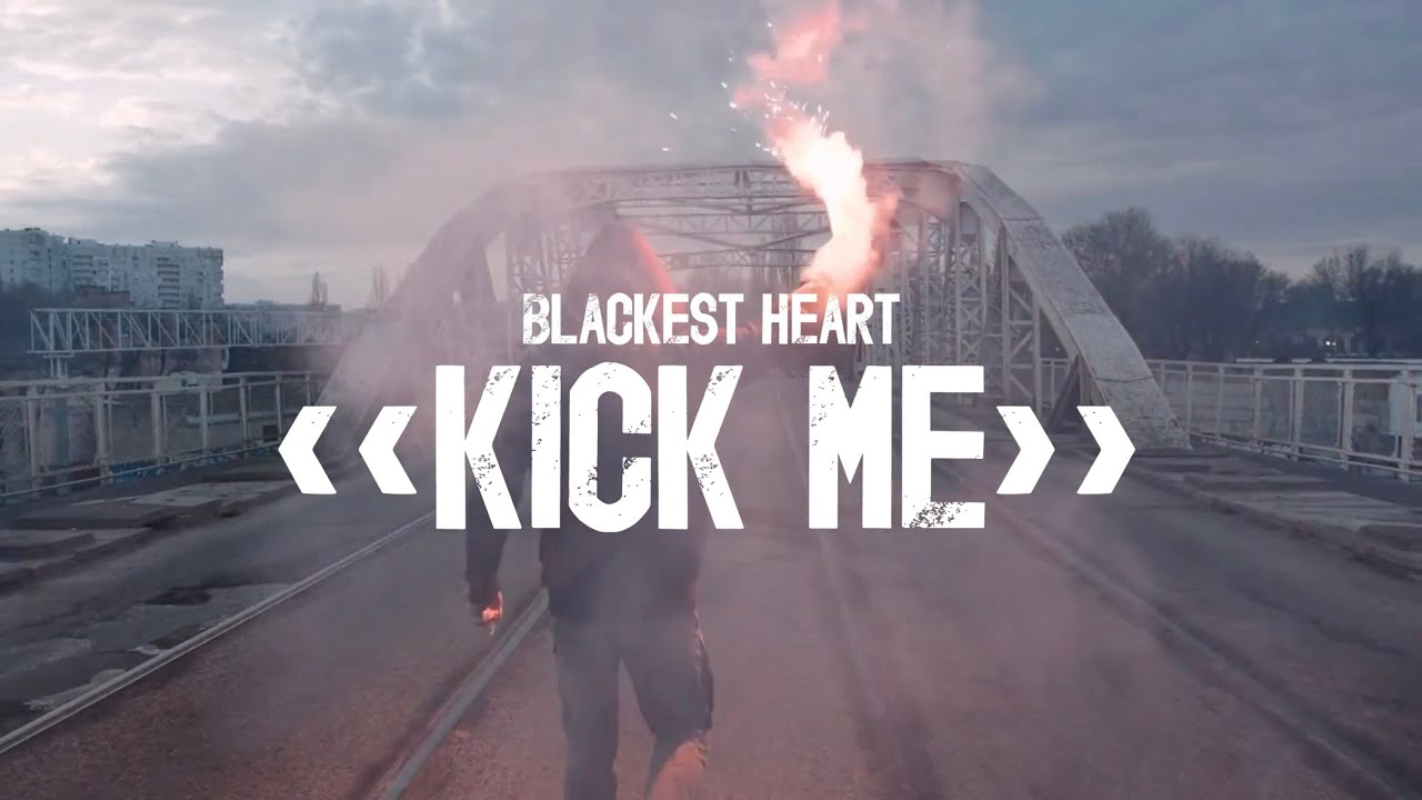 Blackest Heart - Kick Me (Official Music Video) auf YouTube ansehen Blackest Heart - Kick Me (Official Music Video) auf YouTube ansehen