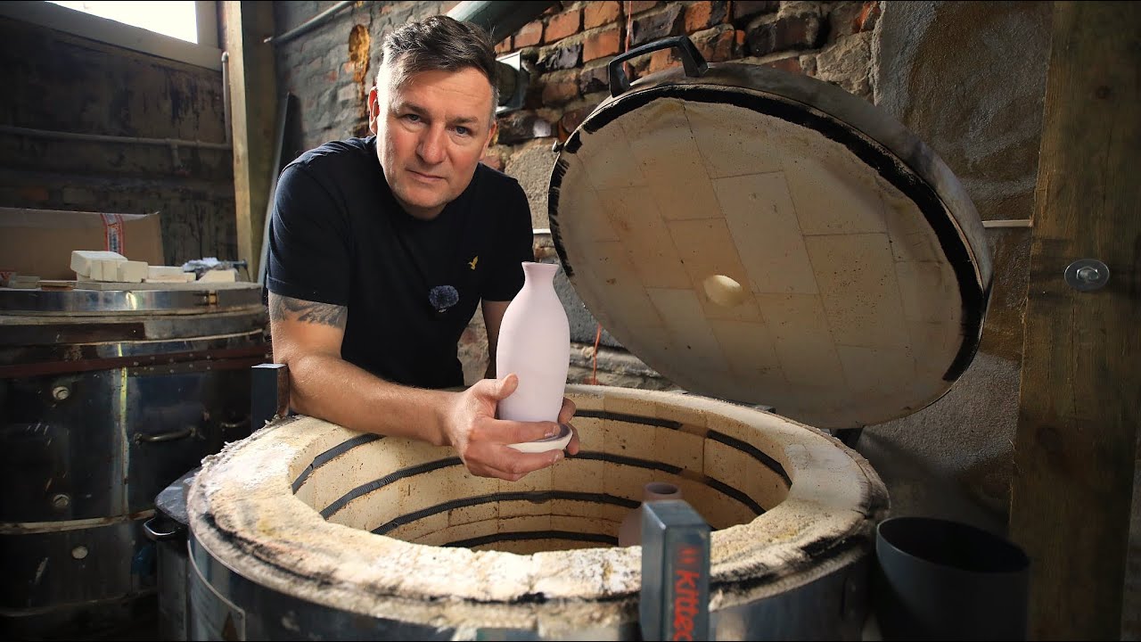 Człowiek, który tworzy szkliwa krystaliczne