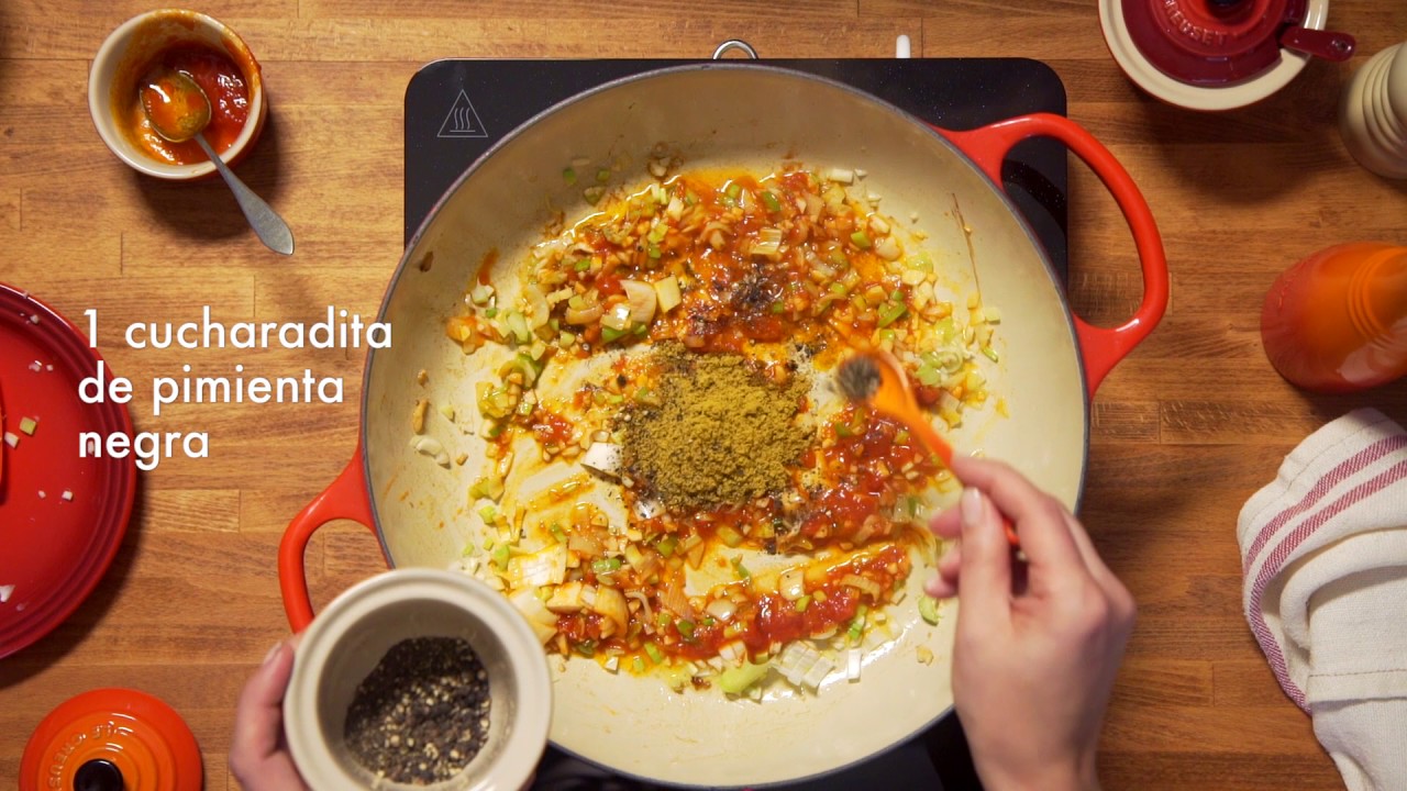 Recetas Le Creuset: Pollo al curry con crema de coco y arroz - YouTube