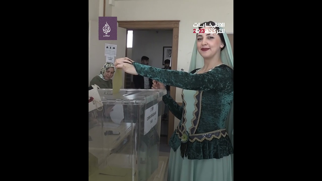 زوجان تركيان يرتديان الزي القوقازي يصوتان في ولاية قارص